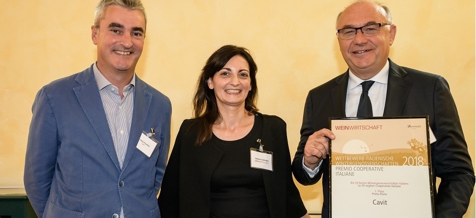 Da sinistra, Andrea Faustini (enologo, coordinatore e responsabile scientifico del team agronomico Cavit), Adriana Cartolano (editor Weinwirtschaft) e Enrico Zanoni (direttore generale Cavit) Da sinistra, Andrea Faustini (enologo, coordinatore e responsabile scientifico del team agronomico Cavit)